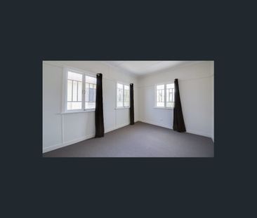 Neat and Tidy Home in Booval! - Photo 2