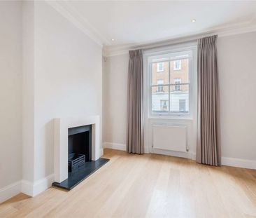 Beautifully finished throughout, this three bedroom townhouse is tucked away in a quiet Chelsea square. - Photo 4