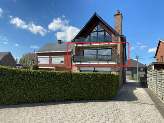 Lichtrijk APPARTEMENT op 1e verdieping met 2 slaapkamers, terras en garage - Photo 1