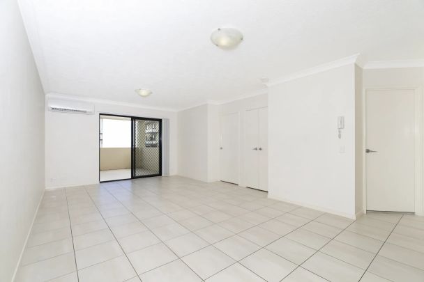 Contemporary, Two-Bedroom Unit - Amazing Location! - Photo 1