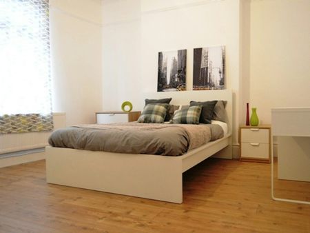 Terraced House to rent on - Photo 5