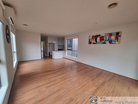 15 Tully Crescent, Narre Warren - Photo 5