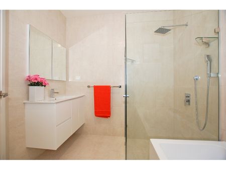 Stylish & Chic - Photo 2