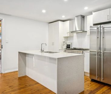 SPACIOUS 2 BEDROOM IN CONVIENENT LOCATION - Photo 3