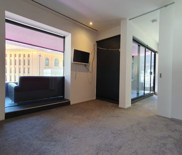 Unique layout with large terrace In Iconic QVII Building - Photo 1