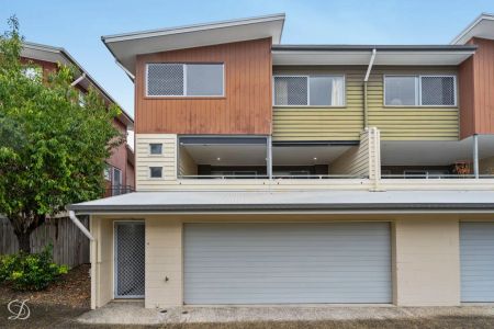 “Water Included - Three-Level Townhouse in Prime Everton Park Location” - Photo 2