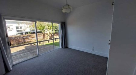 A home full of character - Photo 2