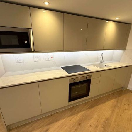 A newly converted 1 bedroom apartment to rent at Market Place in the heart of Reading's town centre. Having been superbly converted, offering a very high standard of presentation throughout. - Photo 3