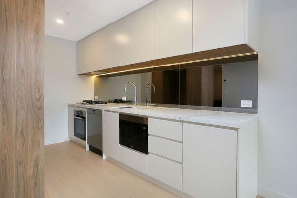 Well Priced Stylish 1 Bedroom Apartment + Study Room, With Pool View & Overlooking Castle Hill Country Club Golf Course - Photo 1