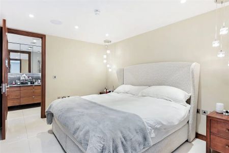 2 bedroom flat in London - Photo 5