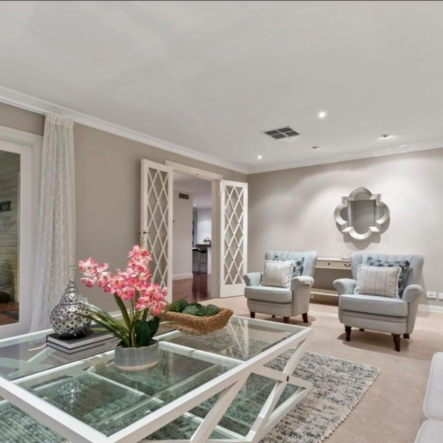 Exquisitely Renovated Queenslander Opposite Oriel Road Park - Photo 1