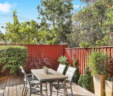 Spacious Villa Style Ground Floor Unit with extra large courtyard - Photo 4