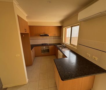 Freshly Updated, 3 Bedroom, 2 Bathroom - Photo 4