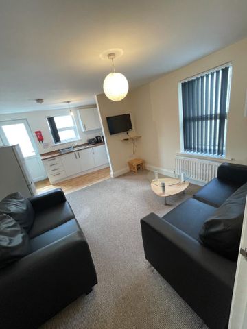3 bedroom apartment to rent - Photo 2