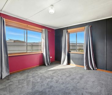 Spacious 3-bedroom family home available now - Photo 2