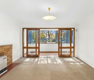 Neat & Tidy 3 Bedroom home with large backyard! - Photo 2