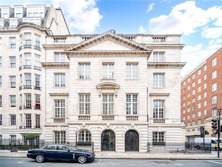 A Refined fourth-Floor Residence Moments from Grosvenor Square - Photo 3