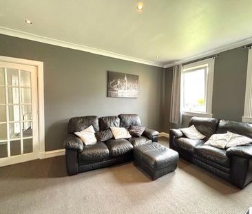 3 bedroom flat to rent - Photo 2