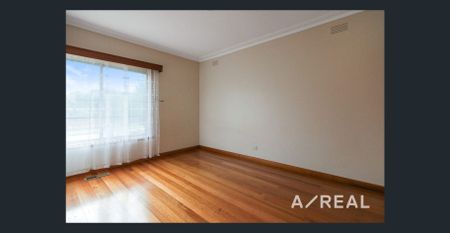 Classic Family Home - Photo 2