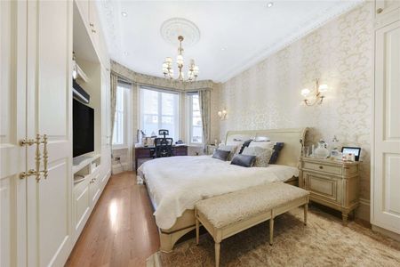 Spacious five bedroom apartment in this renowned period mansion building with concierge service. - Photo 5