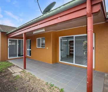 Fully Airconditoned - Split Systems - Remote Roller Door - Park wit... - Photo 4