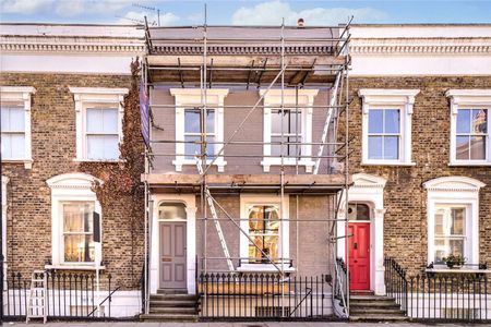 A well-presented three bedroom house on Battersea Bridge Road. - Photo 4