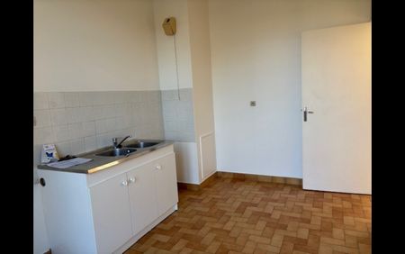 Location Appartement 2 pièces 47 m² Sainte-Sévère - Photo 3