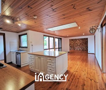 HUGE LIVING SPACES!! - Photo 4