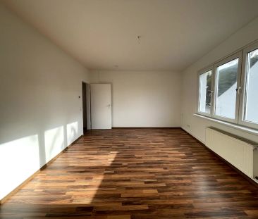 FRISCH RENOVIERTE 86m² GROßE 3-ZIMMER-WOHNUNG ZU VERMIETEN - Photo 2