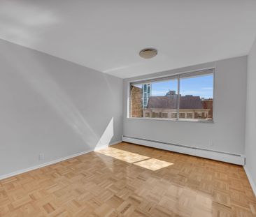 For Lease - 9 Deer Park Crescent Unit# 401, Toronto, Ontario - Photo 4