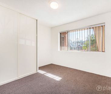 Large three bedroom unit in great location! - Photo 3