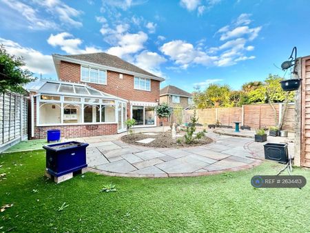 3 bedroom detached house to rent - Photo 2