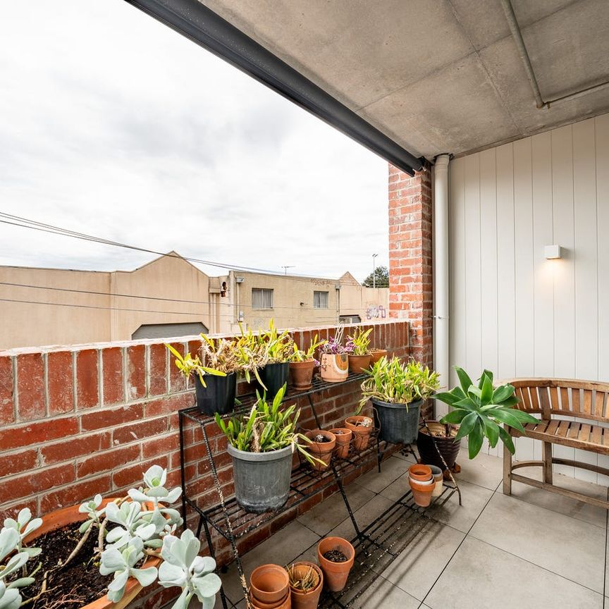 STYLISH AND SUSTAINABLY BUILT 2BR TOWNHOUSE IN SENSATIONAL INNER CITY LOCATION - Photo 1