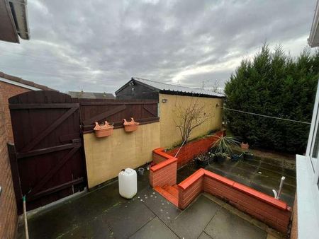 Ling Drive, Manchester, Lancashire, M46 - Photo 2