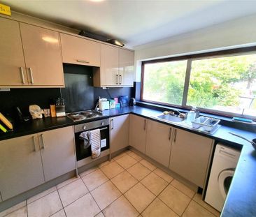 4 bedroom semi-detached house to rent - Photo 6