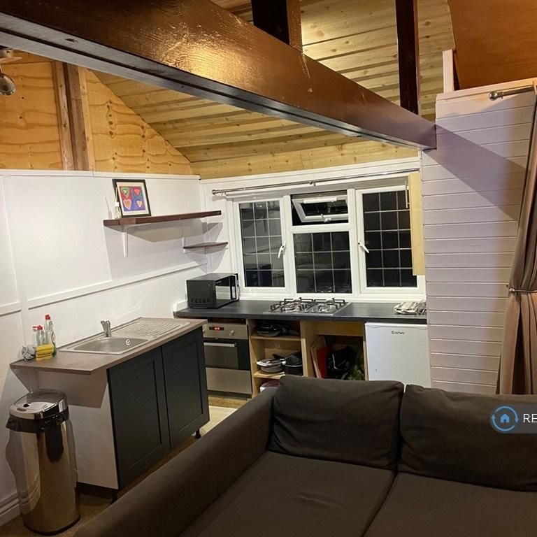 Studio to rent - Photo 1