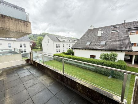 Large living room with spacious balcony - Photo 2