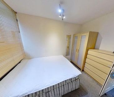 1 bedroom in a flat share to rent - Photo 4