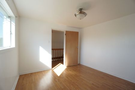 For Lease - 612 Russell Road Unit# Upper level, Clarence-Rockland, Ontario - Photo 3