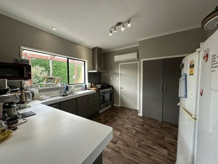 A spacious Brighton home! - Photo 3