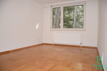 Großzügige, top renovierte Wohnung mit Loggia und Garagenplatz - Blick ins Grüne! - Foto 3