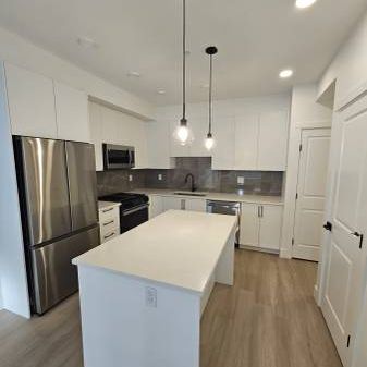 Brand New Ground Floor condo - Photo 3