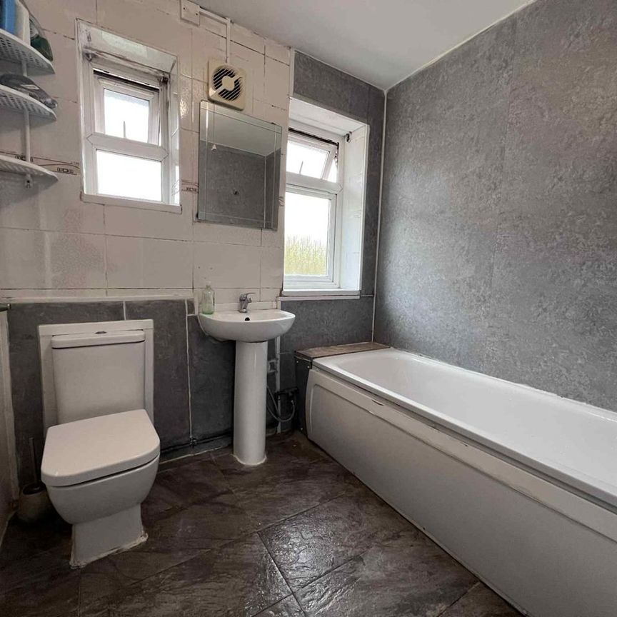 Room in a Shared House, Langbrook Road, SE3 - Photo 1