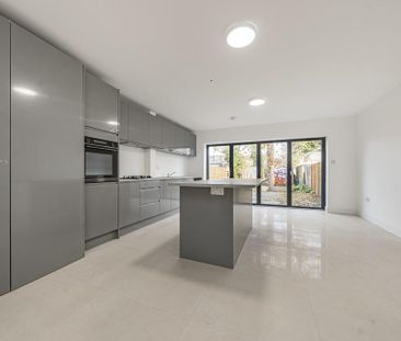 5 bedroom semi-detached house to rent - Photo 2