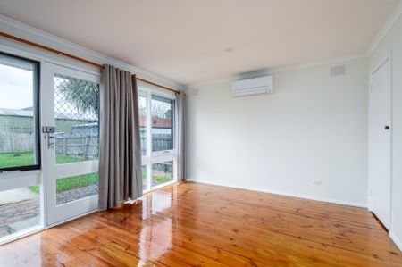 READY TO MOVE? DISCOVER MULGRAVE’S FINEST FAMILY HOME! - Photo 2