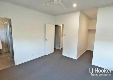 STUNNING TOWNHOUSE. OUTSTANDING LOCATION - Photo 3