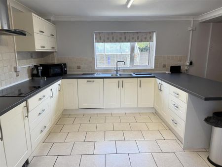 1 bedroom in a house share to rent - Photo 2