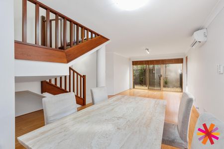 FANTASTIC 3 BEDROOM 2 BATHROOM TOWNHOUSE IN SOUTH PERTH! - Photo 2