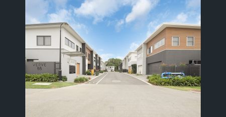 Modern Four Bedroom Townhouse with ducted air con! - Photo 4