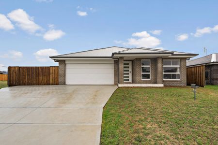 27 Gregory Road, Lochinvar. - Photo 5